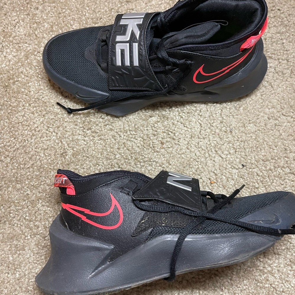 6.5Y Nike Future Court 3 Basketball Shoes Black & Red CT2866-003 - Picture 3 of 11